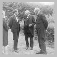 050-0059 Von links Kurt Erdmann, Opa John und Opa Schwarz am 09.08.1942 bei Werners Taufe.JPG